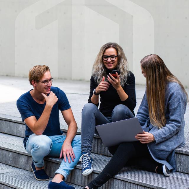 3 personen in overleg met laptop